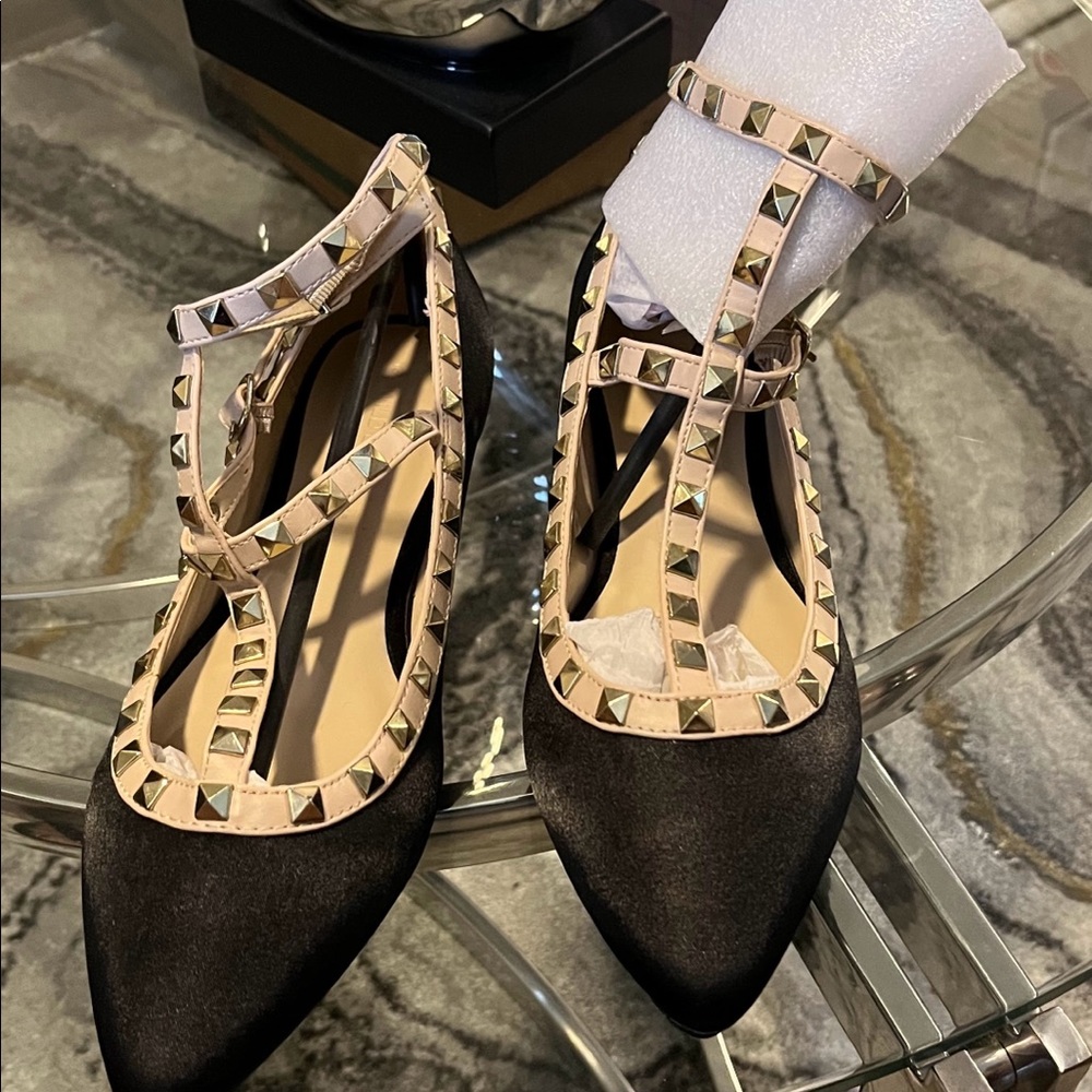 Red or black flat shoe